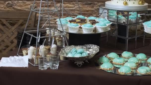 Barra de doces bonita com muitos lanches turquesa doce, cupcakes e macaroons — Vídeo de Stock