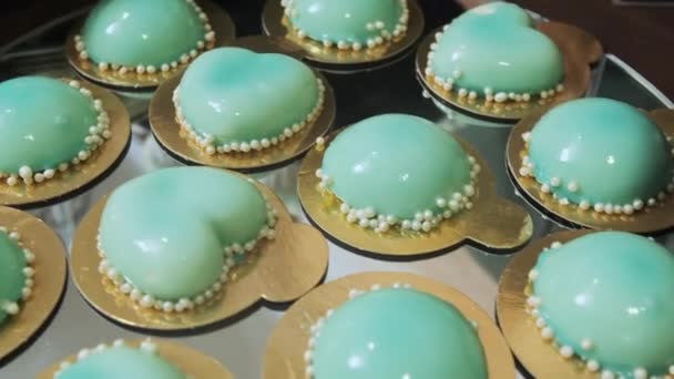 Câmera se move sobre a barra de doces de biscoitos macaroons para cupcakes turquesa — Vídeo de Stock