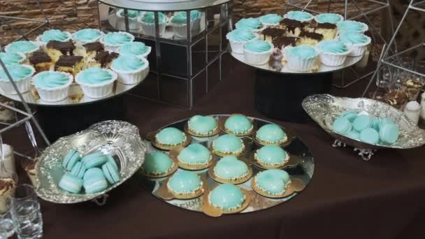 Belo buffet com muitos lanches turquesa doce, bizet e outros biscoitos — Vídeo de Stock