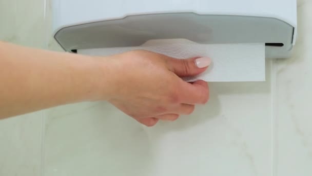 Close up of woman hands pulling tissues from towel dispenser in dental clinic 로열티 프리 스톡 푸티지