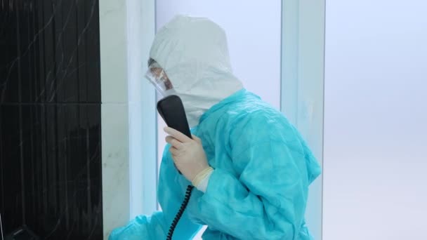 Dokter gigi berbicara dengan resepsionis di telepon untuk keluar yang aman dari pasien — Stok Video