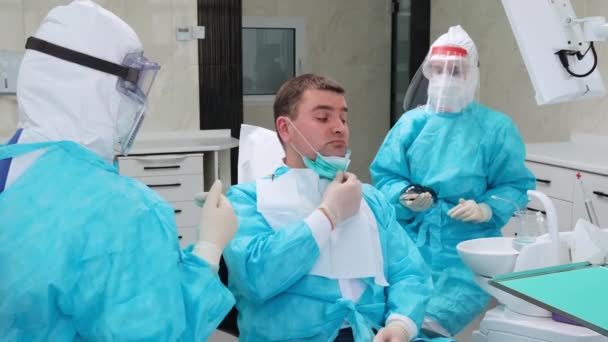 Doktor, hastanın ağzını kloriksidin çözeltisiyle dezenfekte etmesini öneriyor. — Stok video