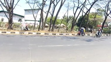 Araba, trafiğin pürüzsüz olduğu yolda ilerliyor.  