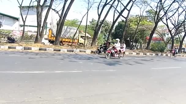 汽车在路上平稳地行驶 — 图库视频影像