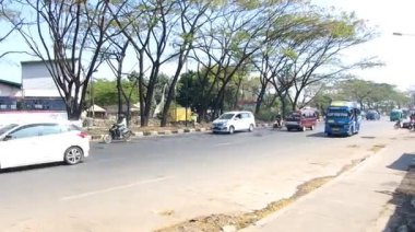 Araba, trafiğin pürüzsüz olduğu yolda ilerliyor.  