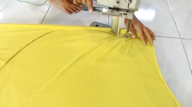 Tekstil malzemelerini makine keserek keserek