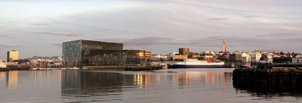 Puesta Sol Puerto Reikiavik Edificio Harpa Primer Plano Izquierda Una —  Fotos de Stock