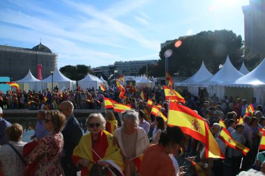 Madrid / İspanya; 06 / 03 / 2018. İspanya 'nın bağımsızlık bölgelerinin sağ görüşlü siyasi parti VOX' in çağrısıyla Madrid 'in Colon Meydanı' ndaki bağımsızlık partilerine karşı gösteri ve protesto.