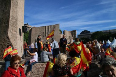 Madrid / İspanya; 06 / 03 / 2018. İspanya 'nın bağımsızlık bölgelerinin sağ görüşlü siyasi parti VOX' in çağrısıyla Madrid 'in Colon Meydanı' ndaki bağımsızlık partilerine karşı gösteri ve protesto.