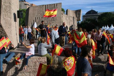 Madrid / İspanya; 06 / 03 / 2018. İspanya 'nın bağımsızlık bölgelerinin sağ görüşlü siyasi parti VOX' in çağrısıyla Madrid 'in Colon Meydanı' ndaki bağımsızlık partilerine karşı gösteri ve protesto.