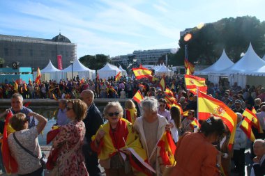Madrid / İspanya; 06 / 03 / 2018. İspanya 'nın bağımsızlık bölgelerinin sağ görüşlü siyasi parti VOX' in çağrısıyla Madrid 'in Colon Meydanı' ndaki bağımsızlık partilerine karşı gösteri ve protesto.