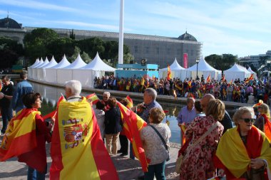 Madrid / İspanya; 06 / 03 / 2018. İspanya 'nın bağımsızlık bölgelerinin sağ görüşlü siyasi parti VOX' in çağrısıyla Madrid 'in Colon Meydanı' ndaki bağımsızlık partilerine karşı gösteri ve protesto.