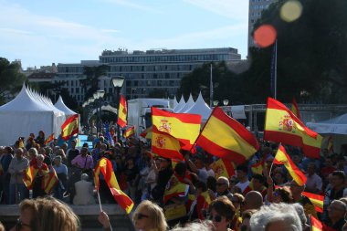Madrid / İspanya; 06 / 03 / 2018. İspanya 'nın bağımsızlık bölgelerinin sağ görüşlü siyasi parti VOX' in çağrısıyla Madrid 'in Colon Meydanı' ndaki bağımsızlık partilerine karşı gösteri ve protesto.