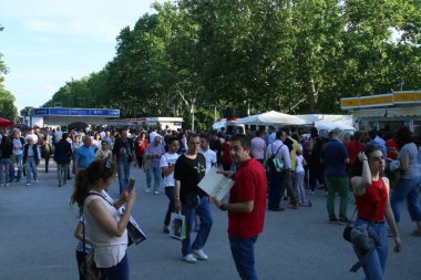 Madrid / İspanya; 03 / 06 / 2018. Madrid 'de kitap fuarı. İnsanlar Retiro parkında tezgahların arasında yürüyor. Satıcılar ve alıcılar bazı yazarlarla kitap ithaf ediyorlar. Kitap fuarı Madrid 25 Mayıs 'tan 10 Haziran' a kadar.