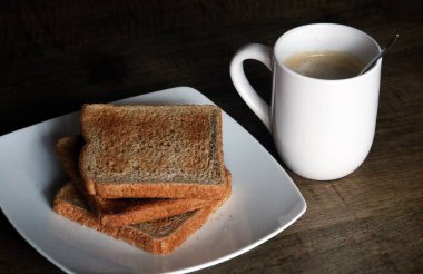 Kahvaltıda kadeh kaldıralım. Taze kesilmiş ekmek tostları ve sütlü kahve..