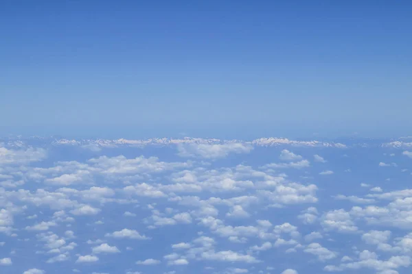 南側の雪のピレネー山脈と雲 サラゴサ県からの商業便から山脈を眺めましょう — ストック写真