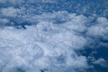 Uçaktan gelen bulutlar Akdeniz 'in üzerinde. Fransız Rivierası 'nda kümülonimbus oluşumları üzerinde uçan uçak..