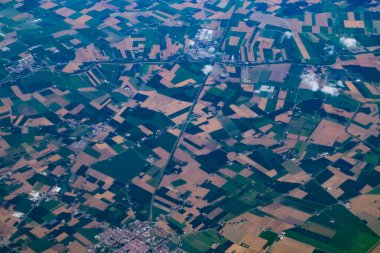 Camposanto kasabasının çevresindeki Emilia-Romagna bölgesinin tarım alanları. Hava fotoğrafçılığı, İtalya 'daki ekili tarlaların hava görüntüsü..