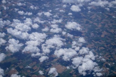 İtalya 'nın La Grande kentindeki Emilia-Romagna bölgesinde bulutlar var. Hava fotoğrafçılığı, İtalya 'daki ekili tarlaların hava görüntüsü.
