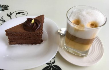 Romanya 'nın Sinaia kentindeki bir restoranda kahvaltıda lezzetli bir parça çikolatalı pasta ve kremalı bir sütlü kahve servis ediliyor..