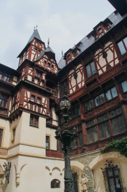 Valea Peles Kalesi ya da sadece Peles. Romanya 'nın Sinaia kentindeki saray, 1873 ve 1914 yılları arasında mimar Karel Liman tarafından inşa edilmiştir..