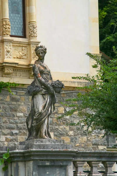 Декоративные Статуи Дворцового Сада Пелешского Замка Синайе Румыния — стоковое фото