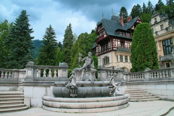 Statues Décoratives Jardin Palatial Château Peles Sinaia Roumanie — Photo