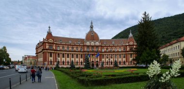 Brasov / Romanya; 06 / 26 / 2018. Şu anda Brasov Valiliği, İl Meclisi ve Temyiz Mahkemesi 'nin bulunduğu Adalet Sarayı binasının önündeki cephe ve bahçe.