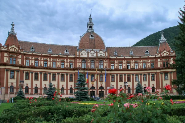 Brasov Romania 2018 Фасад Сад Перед Зданием Дворца Правосудия Котором — стоковое фото