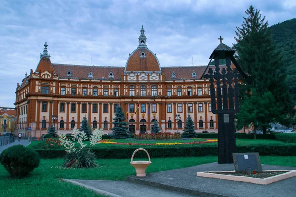 Brasov Roménia 2018 Fachada Jardim Frente Edifício Palácio Justiça Que — Fotografia de Stock