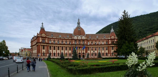 Brasov Romania 2018 Фасад Сад Перед Зданием Дворца Правосудия Котором — стоковое фото