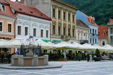 Brasov / Romanya; 06 / 26 / 2018. Brasov 'daki belediye meydanında restoran terasları.