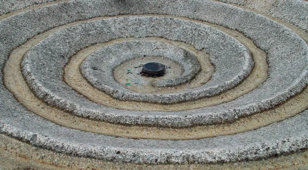 Spiralbrunnen Auf Dem Boden Der Von Tauben Zum Trinken Genutzt — Stockfoto