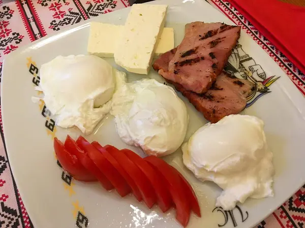 Desayuno Restaurante Ursul Carpatin Brasov Rumania Huevos Tomates Cerdo Parrilla — Foto de Stock