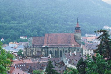Kara Kilise (Rumence: Biserica Neagra) yağmurlu bir günde, Romanya 'nın Brasov kentinde.