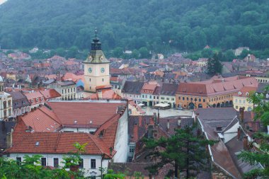 Brasov / Romanya; 06 / 27 / 2018. Yağmurlu bir yaz gününde Brasov 'un manzarası. Brasov Konsey Meydanı. Resim beyaz kuleden, şehrin eski savunma kulesinden çekildi..