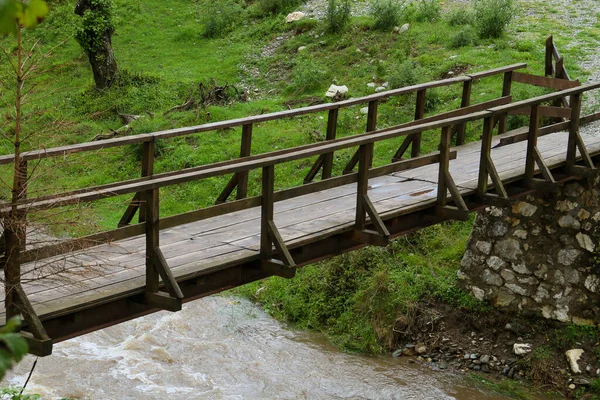 Небольшой Деревянный Мост Через Реку Туркул Рядом Замком Бран Румынии — стоковое фото