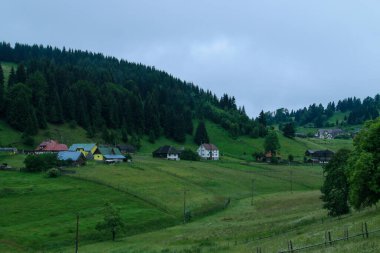 Romanya 'daki DN73 karayolunun Fundata çevresindeki evler ve çayırlar.