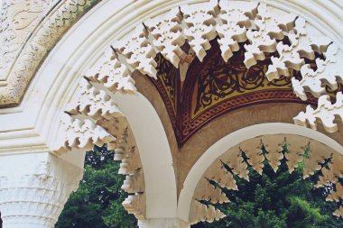 Romanya 'nın Curtea de Arges katedralinin girişindeki dış kubbenin tavanında sanatsal ve dekoratif öğeler.