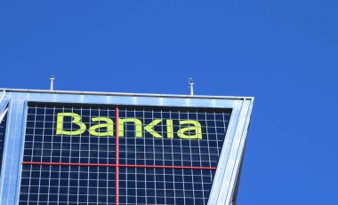 Madrid / İspanya; 10 / 16 / 2018. Bankia kulesi, Madrid 'deki Paseo de la Castellana caddesindeki ana merkez. Puerta de Europa 'yı oluşturan iki simetrik gökdelenden biridir..