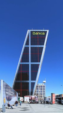 Madrid / İspanya; 10 / 16 / 2018. Bankia kulesi, Madrid 'deki Paseo de la Castellana caddesindeki ana merkez. Puerta de Europa 'yı oluşturan iki simetrik gökdelenden biridir..