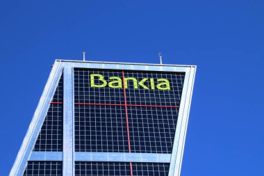 Madrid / İspanya; 10 / 16 / 2018. Bankia kulesi, Madrid 'deki Paseo de la Castellana caddesindeki ana merkez. Puerta de Europa 'yı oluşturan iki simetrik gökdelenden biridir..