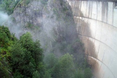 Romanya 'daki Arges nehri vadisinde Vidraru Gölü' nün baraj duvarı.