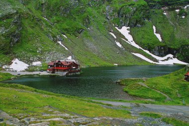 Arefu / Romanya; 06 / 28 / 2018. Balea Gölü 'nün yanındaki Balea kulübesi. Romanya 'daki meşhur virajları ve tarihi DN7C veya Transfagarasan otoyolunun yanında yer alan kulübe.