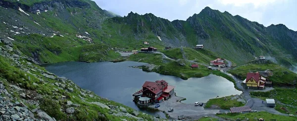 Refúgio Montanha Cabanas Lado Lago Balea Romênia Cabine Localizada Lado — Fotografia de Stock