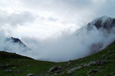 Romanya 'da aynı isimli nehrin ve ünlü Transfagarasan yolunun bulutlarla kaplı olduğu Balea Nehri Vadisi..
