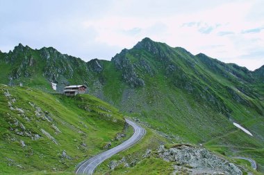 Romanya 'daki Balea gölünün yanındaki dağ kulübesi. Romanya 'daki meşhur kavisleri ve tarihi, DN7C veya Transfagarasan yolunun yanında yer alan kulübe.