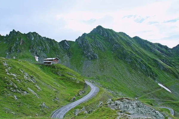Ορεινή Καλύβα Δίπλα Στη Λίμνη Μπαλέα Στη Ρουμανία Καμπίνα Βρίσκεται — Φωτογραφία Αρχείου