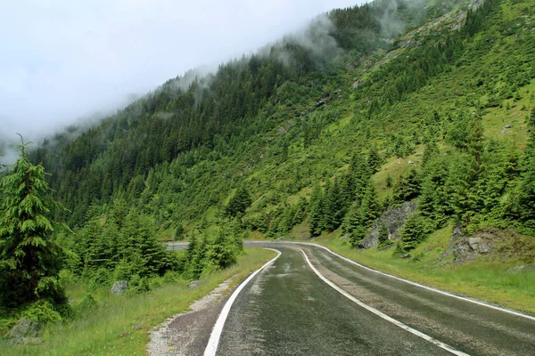 ถนนภ เขาในหมอกของว นฤด อนฝนสร างภ ของความล บและเวทมนตร Transfagarasan Dn7C นถนนปะการ — ภาพถ่ายสต็อก