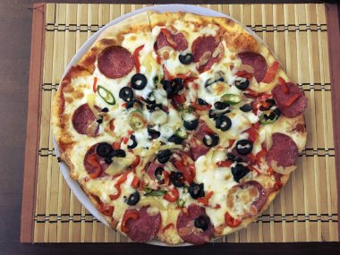 Romanya 'nın Sibiu kentindeki bir restoranda lezzetli bir salam ve sebze pizzası servis ediliyor.
